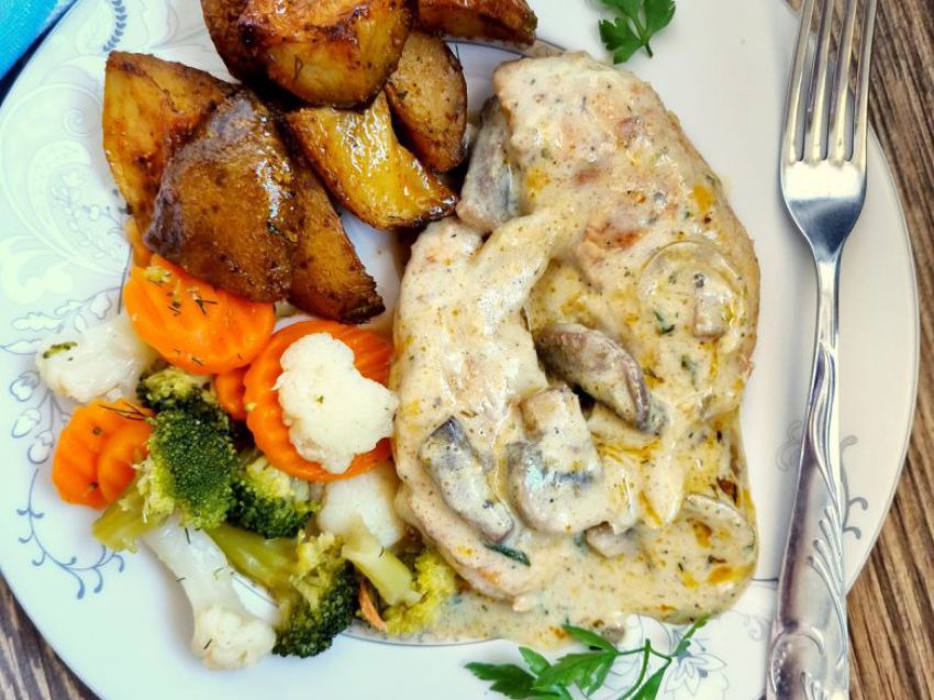 Kurczak w sosie z gorgonzolą i pieczarkami Kurczak w sosie z gorgonzolą i pieczarkami