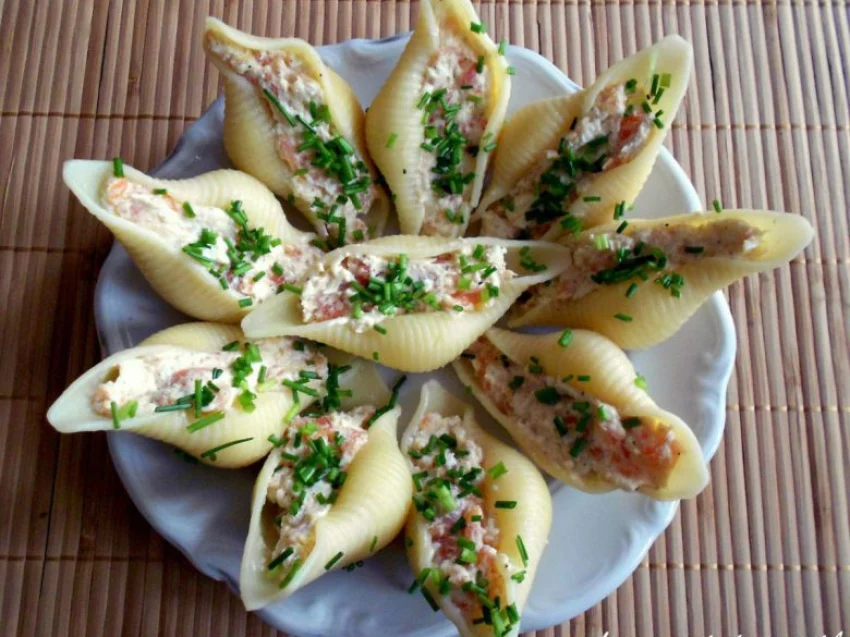 Muszle makaronowe nadziewane pastą z wędzonego łososia Muszle makaronowe nadziewane pastą z wędzonego łososia