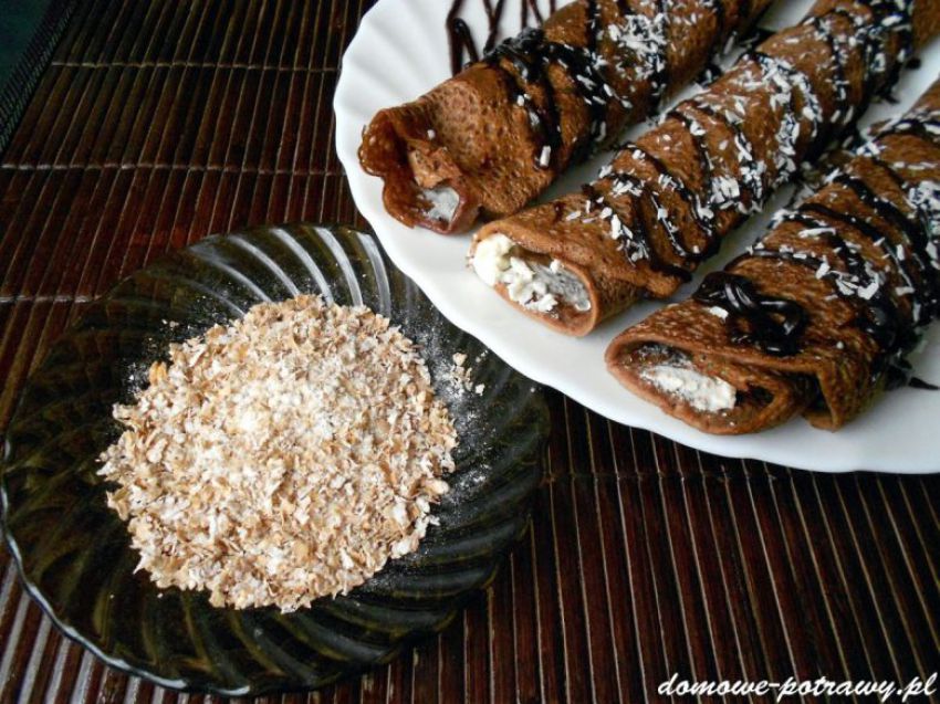 Kakaowe naleśniki z mąki graham z czekoladowym sosem Kakaowe naleśniki z mąki graham z czekoladowym sosem