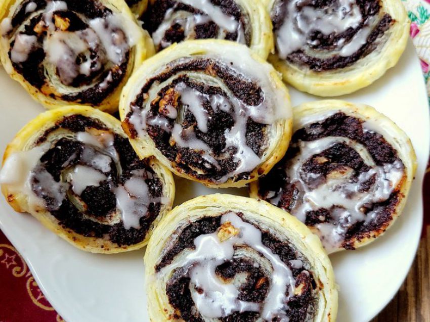 Ślimaczki z ciasta francuskiego z masą makową Ślimaczki z ciasta francuskiego z masą makową