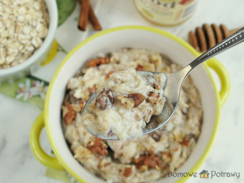 Owsianka z jabłkiem i orzechami Owsianka z jabłkiem i orzechami