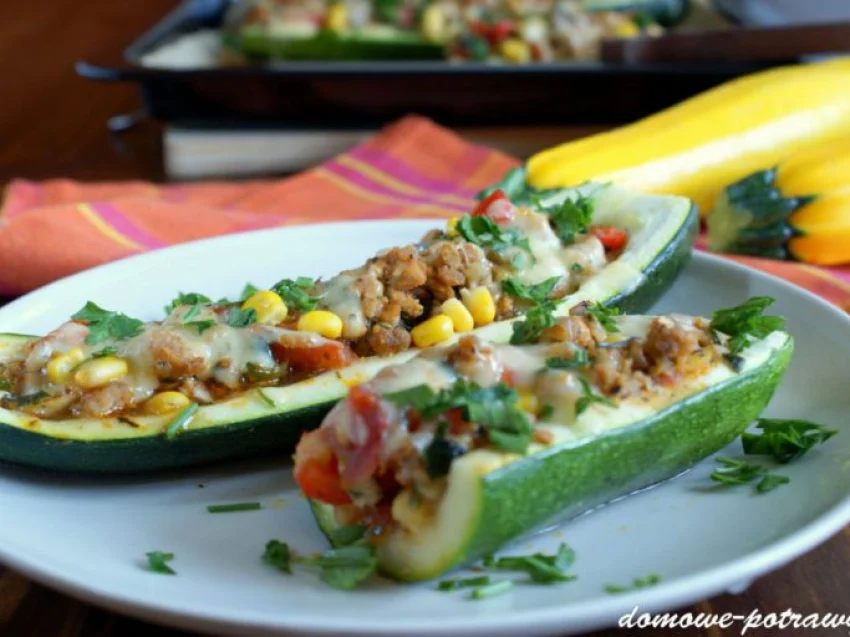 Cukinia faszerowana mięsem mielonym i warzywami Cukinia faszerowana mięsem mielonym i warzywami