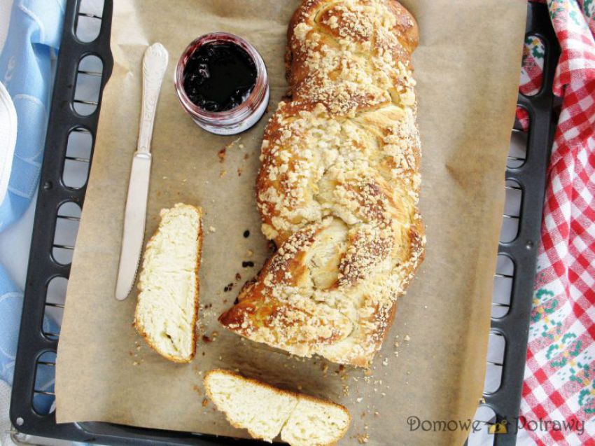 Chałka drożdżowa Chałka drożdżowa