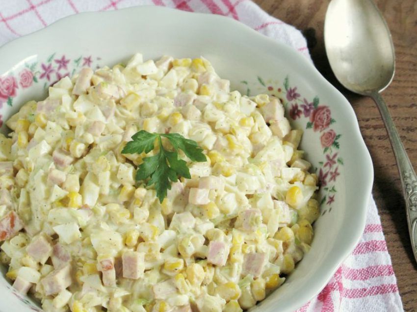 Prosta sałatka z jajkiem i szynką Prosta sałatka z jajkiem i szynką