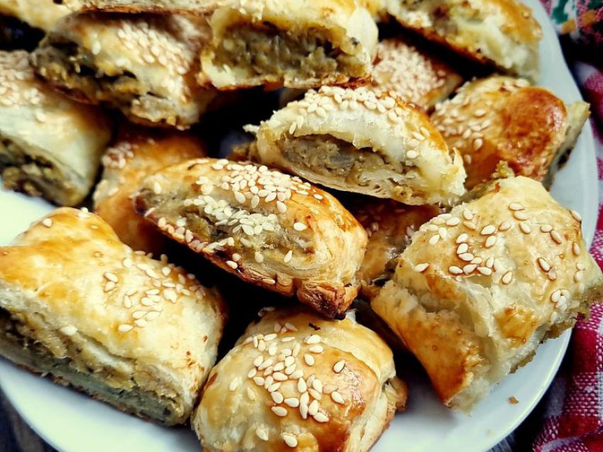 Paszteciki z ciasta francuskiego z soczewicą i pieczarkami Paszteciki z ciasta francuskiego z soczewicą i pieczarkami