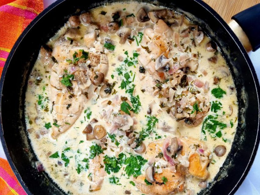 Pierś z kurczaka w sosie śmietanowym z pieczarkami Pierś z kurczaka w sosie śmietanowym z pieczarkami