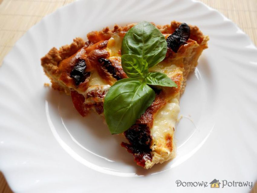 Tarta z suszonymi pomidorami, salami i mozzarellą Tarta z suszonymi pomidorami, salami i mozzarellą