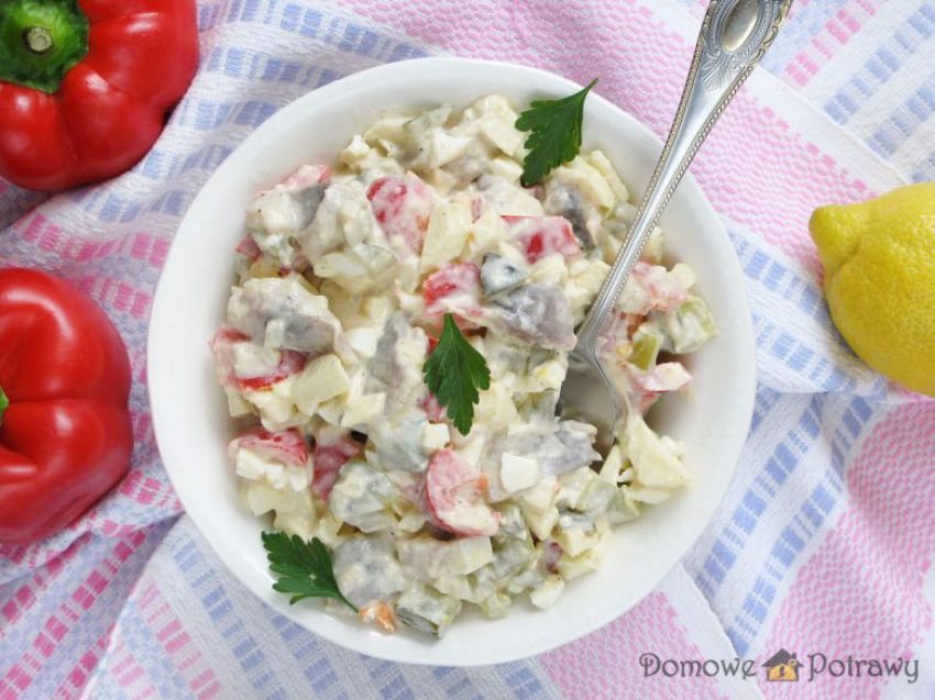 Sałatka śledziowa z jajkiem i papryką Sałatka śledziowa z jajkiem i papryką
