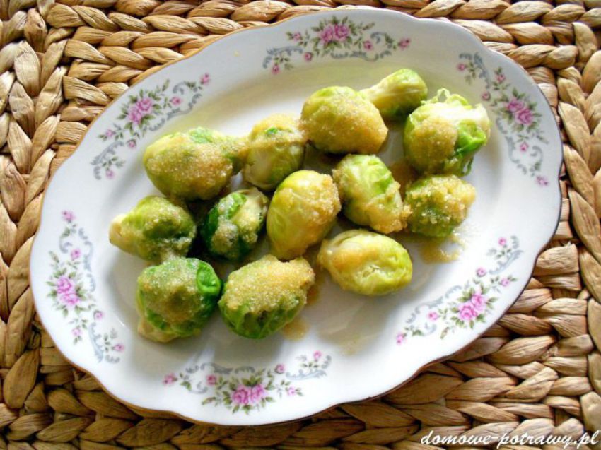 Gotowana brukselka z bułką tartą Gotowana brukselka z bułką tartą