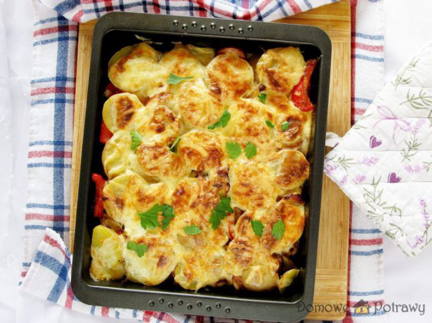 Chłopska zapiekanka z kiełbasy i ziemniaków Chłopska zapiekanka z kiełbasy i ziemniaków