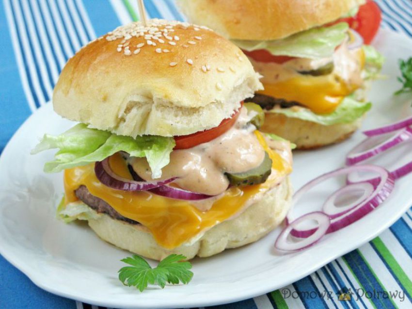 Domowe burgery z wołowiną Domowe burgery z wołowiną