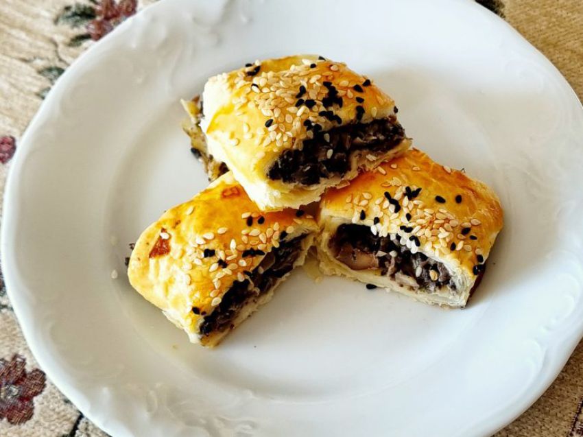 Paszteciki ciasta francuskiego z pieczarkami Paszteciki ciasta francuskiego z pieczarkami