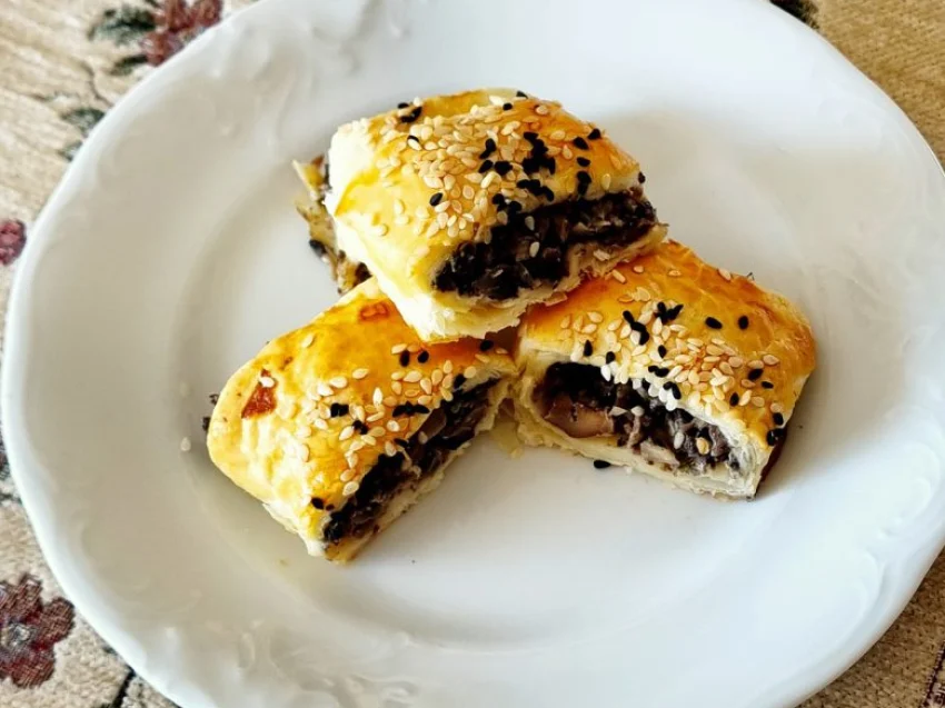 Paszteciki ciasta francuskiego z pieczarkami Paszteciki ciasta francuskiego z pieczarkami