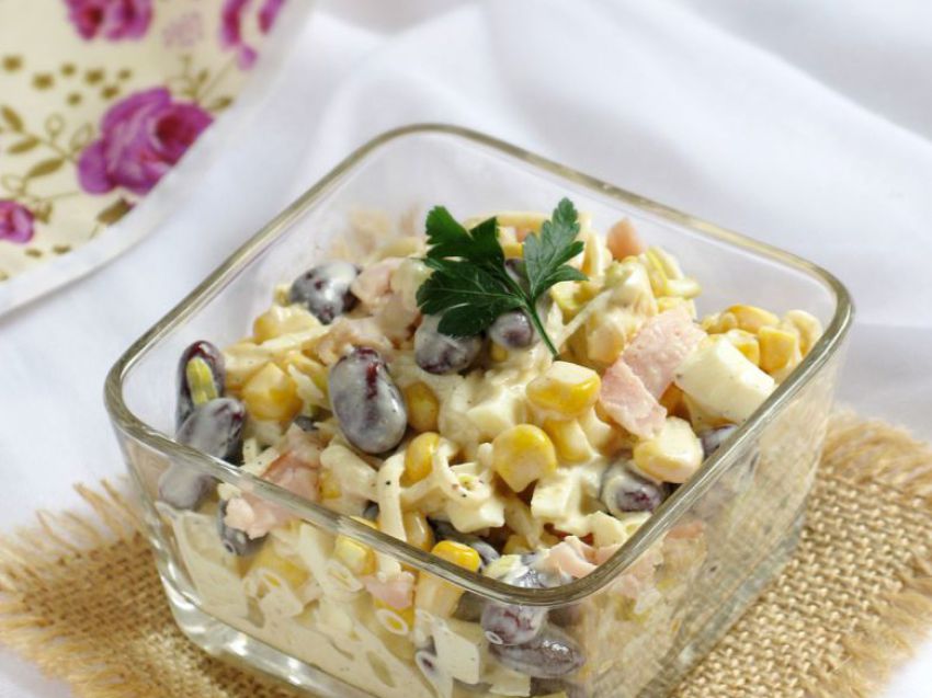 Sałatka z czerwoną fasolą i szynką Sałatka z czerwoną fasolą i szynką