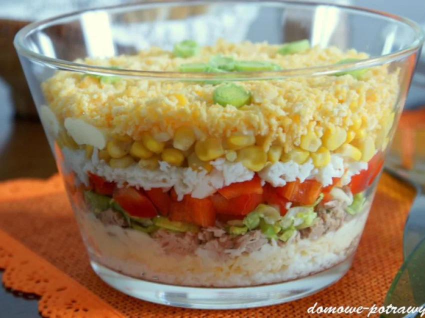 Warstwowa sałatka z tuńczyka Warstwowa sałatka z tuńczyka