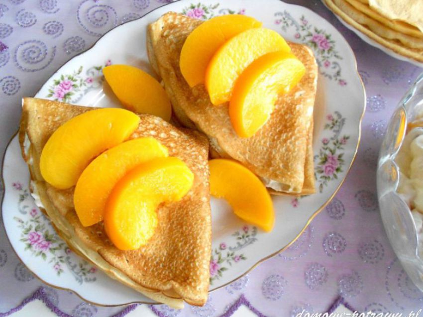 Naleśniki z serem i brzoskwiniami Naleśniki z serem i brzoskwiniami