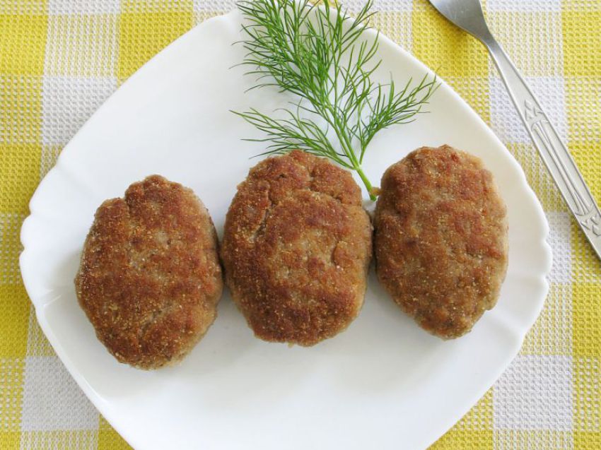 Kotlety mielone z żółtym serem Kotlety mielone z żółtym serem