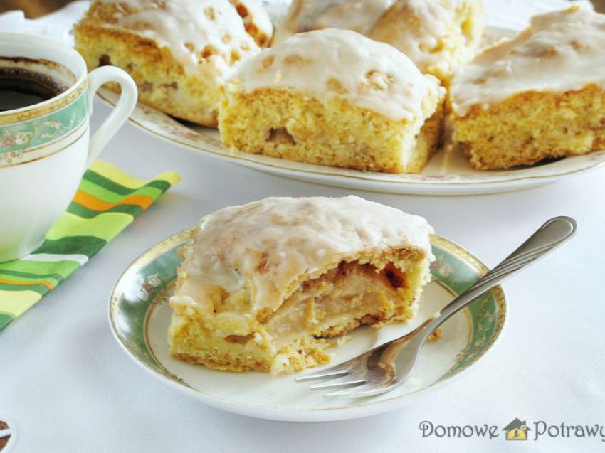 Szarlotka z połówkami jabłek Szarlotka z połówkami jabłek