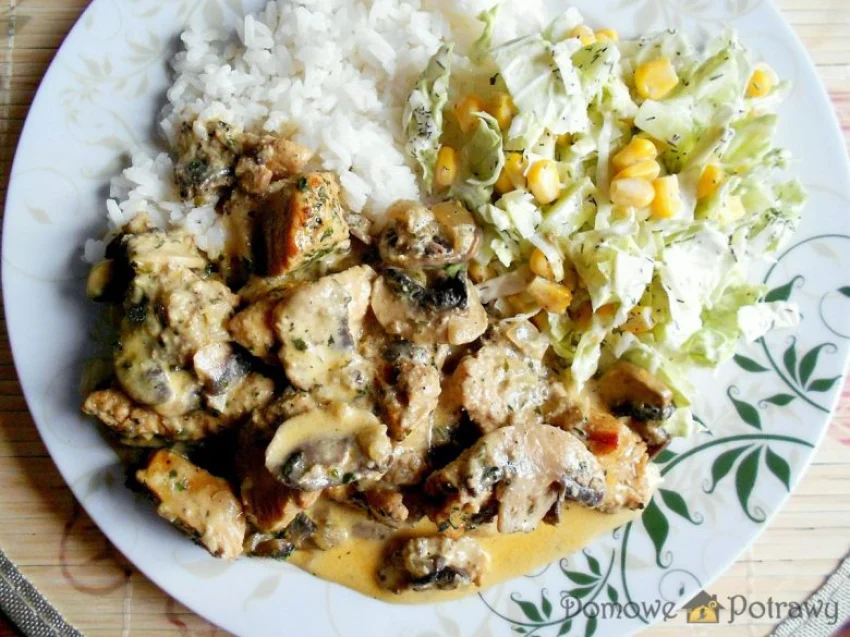 Kurczak w sosie śmietanowo-pieczarkowym Kurczak w sosie śmietanowo-pieczarkowym