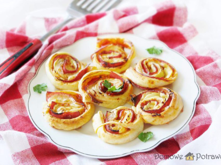 Ślimaczki z ciasta francuskiego z salami i serem Ślimaczki z ciasta francuskiego z salami i serem