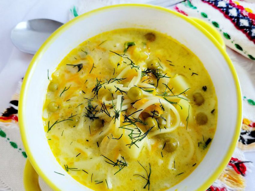 Zupa serowa z groszkiem i makaronem Zupa serowa z groszkiem i makaronem