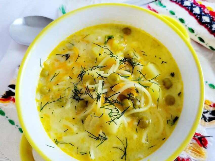 Zupa serowa z groszkiem i makaronem Zupa serowa z groszkiem i makaronem