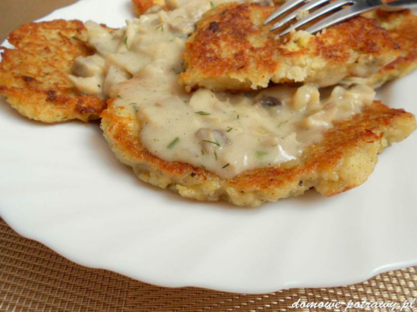 Placki ziemniaczane z kaszą jaglaną i sosem pieczarkowym Placki ziemniaczane z kaszą jaglaną i sosem pieczarkowym