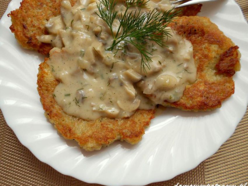 Placki ziemniaczane z kaszą jaglaną i sosem pieczarkowym Placki ziemniaczane z kaszą jaglaną i sosem pieczarkowym