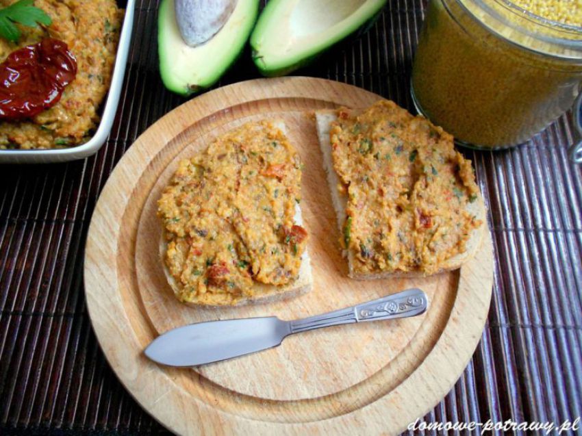 Pasta z kaszy jaglanej, awokado i suszonych pomidorów Pasta z kaszy jaglanej, awokado i suszonych pomidorów