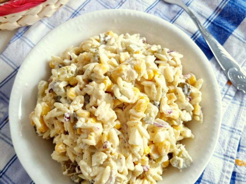 Sałatka z makaronem ryżowym i ogórkiem Sałatka z makaronem ryżowym i ogórkiem