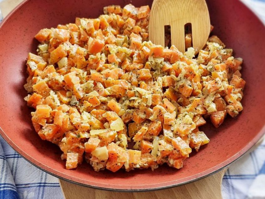 Marchewka duszona z cebulą i czosnkiem Marchewka duszona z cebulą i czosnkiem