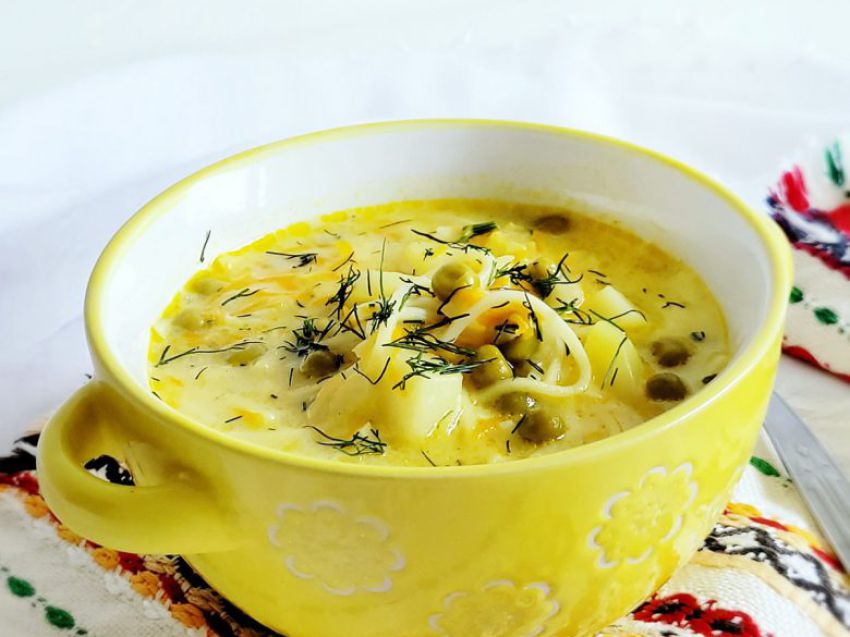 Zupa serowa z groszkiem i makaronem Zupa serowa z groszkiem i makaronem