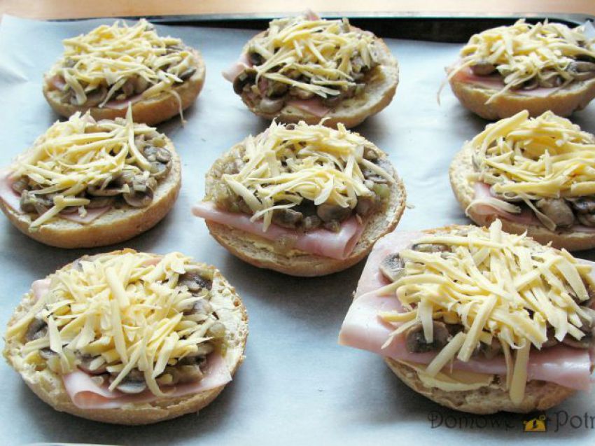 Bułki zapiekane z szynką i serem Bułki zapiekane z szynką i serem