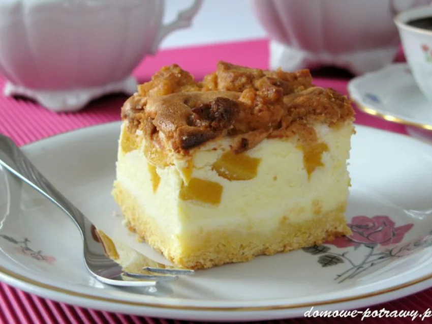 Sernik z brzoskwiniami Sernik z brzoskwiniami