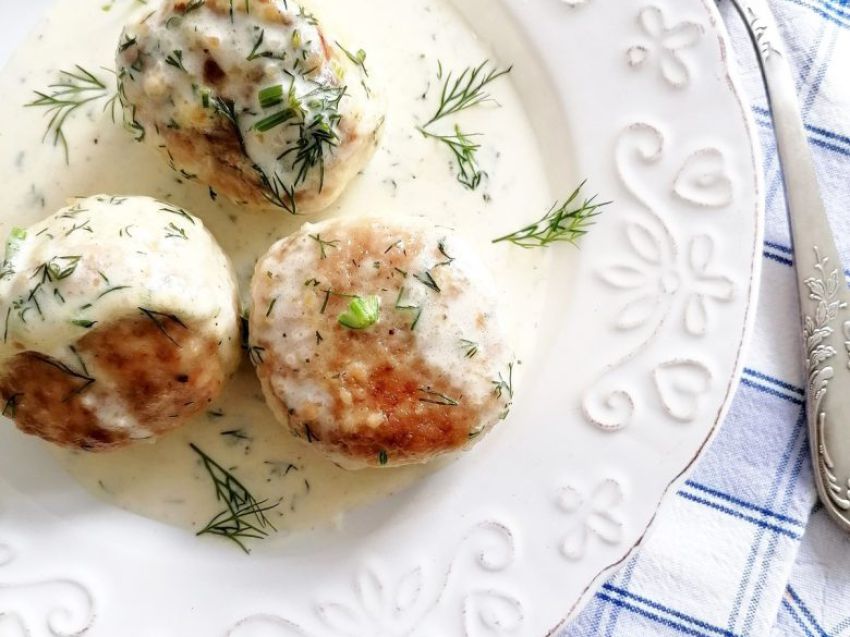 Pulpeciki w sosie śmietanowo-serowym Pulpeciki w sosie śmietanowo-serowym