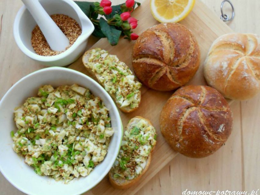Pasta z jajek i awokado z prażonym sezamem Pasta z jajek i awokado z prażonym sezamem