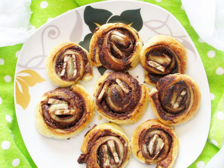 Ciastka francuskie z nutellą i bananem Ciastka francuskie z nutellą i bananem