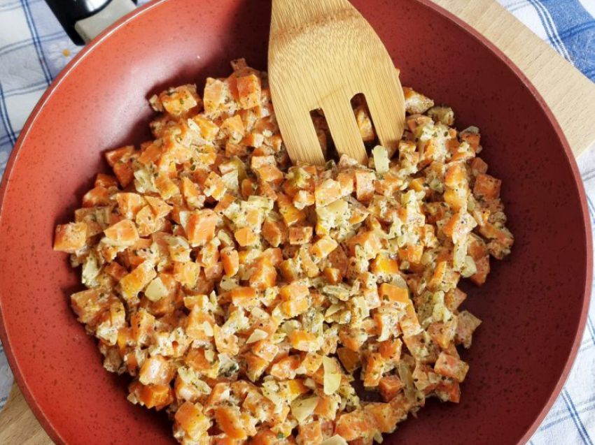 Marchewka duszona z cebulą i czosnkiem Marchewka duszona z cebulą i czosnkiem