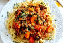 Spaghetti bolognese z mięsem mielonym i pieczarkami