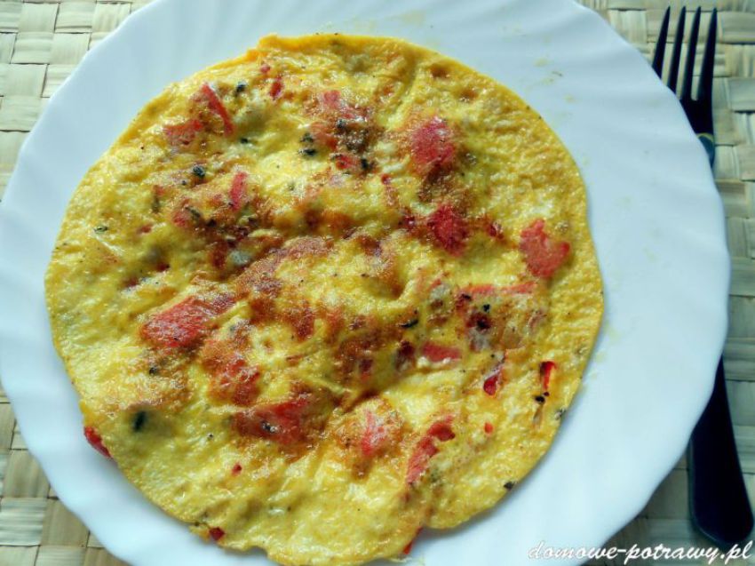 Omlet z wędzonym łososiem i pomidorem