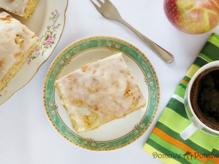 Szarlotka z połówkami jabłek