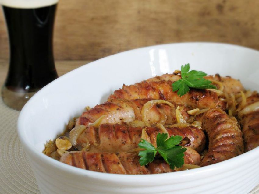 Biała kiełbasa pieczona w piwie