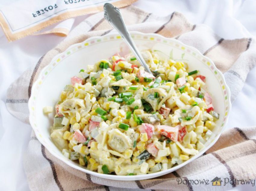 Sałatka z tortellini z jajkiem