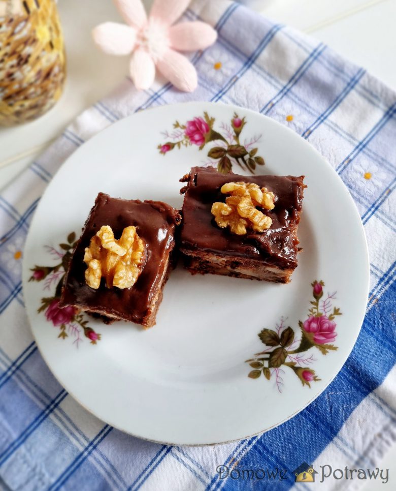 Kakaowe ciasto z jabłkami i orzechami