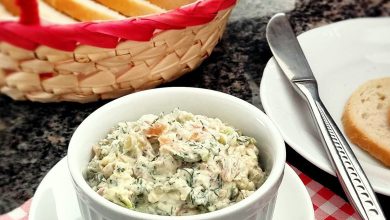 Pasta na kanapki z wędzonym łososiem i awokado