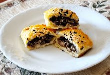 Paszteciki ciasta francuskiego z pieczarkami