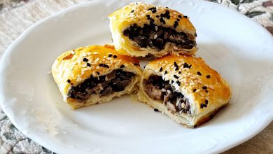 Paszteciki ciasta francuskiego z pieczarkami