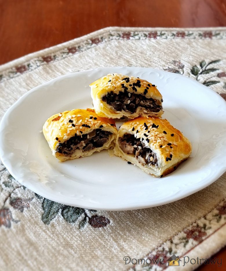 Paszteciki ciasta francuskiego z pieczarkami