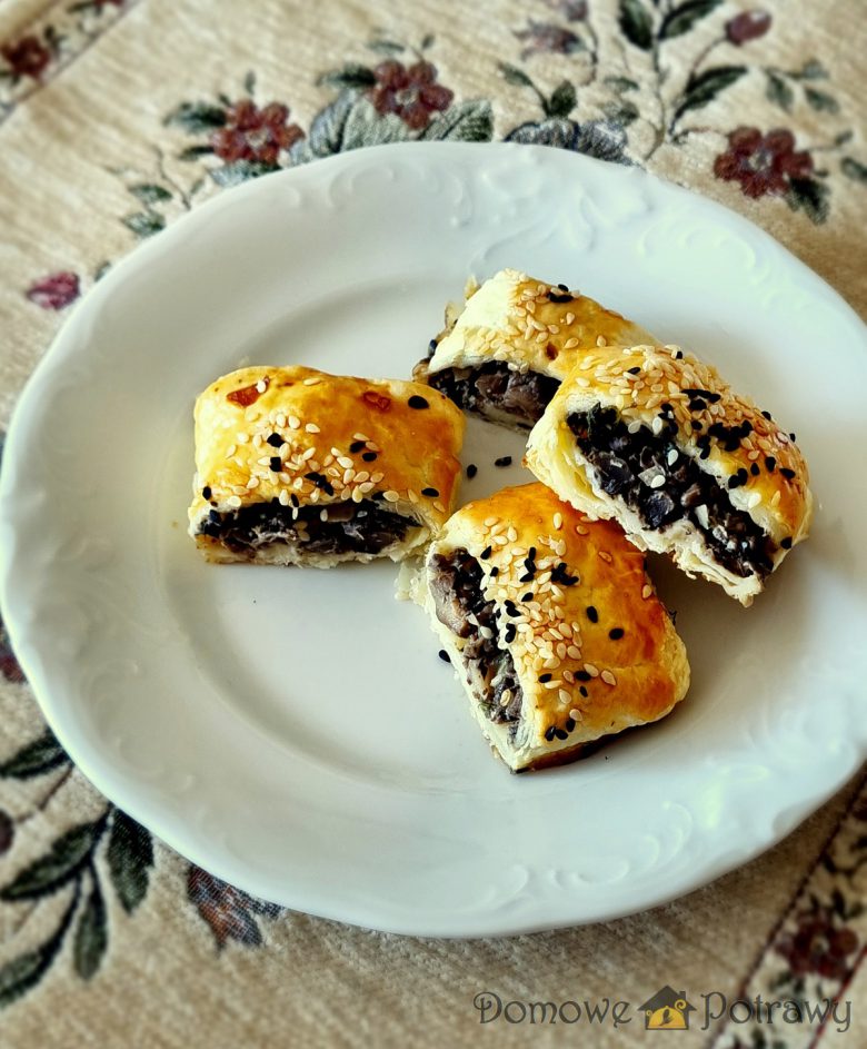 Paszteciki ciasta francuskiego z pieczarkami