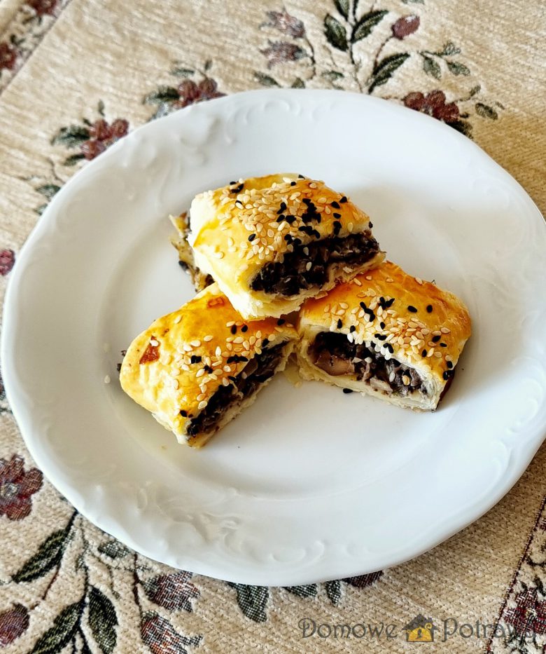 Paszteciki ciasta francuskiego z pieczarkami